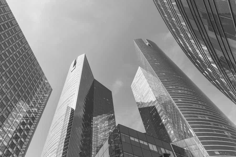 Blick auf Hochhäuser eines Finanzsektors in einer Stadt